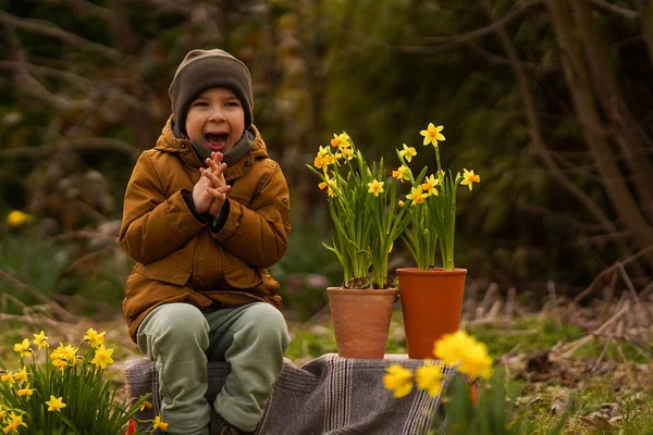 Vacker Liten Pojke Och Påskliljor Trevlig Barndom Liten Trädgårdsmästare Florist — Stockfoto