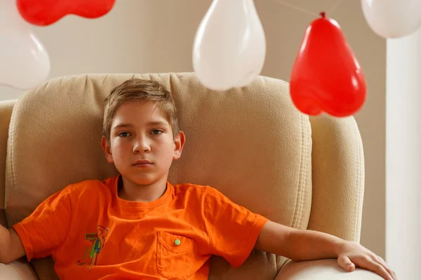 Król Urodzin Dumny Solenizant Siedzący Fotelu Otoczony Balonami — Zdjęcie stockowe