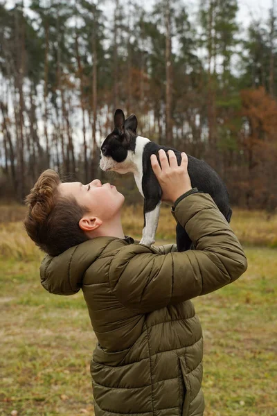 Fiú Kinyújtott Karjain Csókjain Tartja Szeretett Kutyáját Egy Háziállattal Sétálni — Stock Fotó