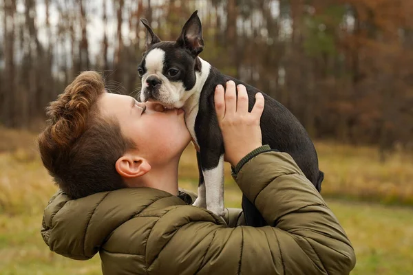 Egy Fiú Megcsókolja Szeretett Kutyáját Barátság Gondozás Boldogság Fogalma — Stock Fotó