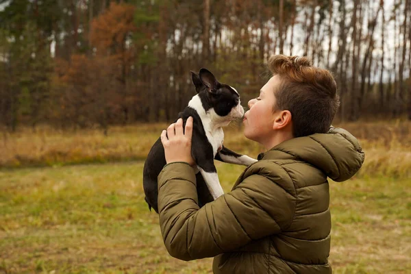 Egy Fiú Orrba Csókolja Szeretett Kutyáját Barátság Gondozás Boldogság Fogalma — Stock Fotó