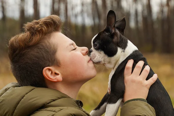 Close Van Knappe Jonge Jongen Met Een Schattige Hond — Stockfoto