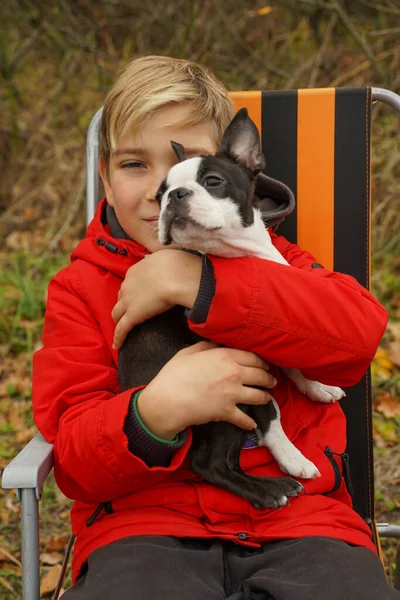 Хлопчик Сидить Кріслі Природі Тримає Свого Улюбленого Собаку Руках — стокове фото