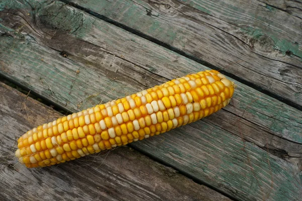 Roh Geschälter Mais Auf Einem Hölzernen Hintergrund — Stockfoto