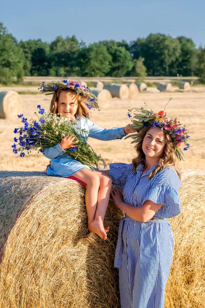 Feliz Familia Ucraniana Madre Hija Ropa Nacional Bordada Pie Campo —  Fotos de Stock