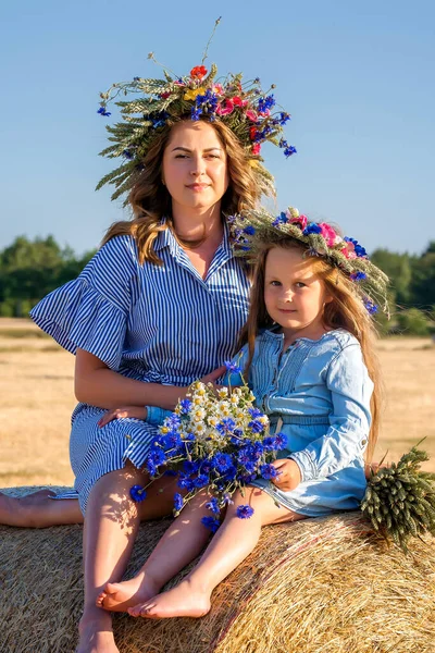 Famiglia Ucraina Felice Madre Figlia Vestiti Ricamati Nazionali Stanno Campo — Foto Stock