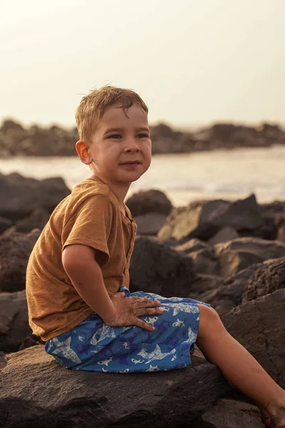 Gelukkig Kind Zittend Een Rots Oceaan Familie Vakantie — Stockfoto
