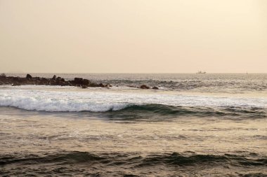 Deniz sörfü. Taşlı sakin deniz kıyısı, doğal deniz arka planı.