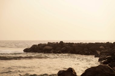 Sea Bay, ufuk çizgisi. Dağlı deniz manzarası