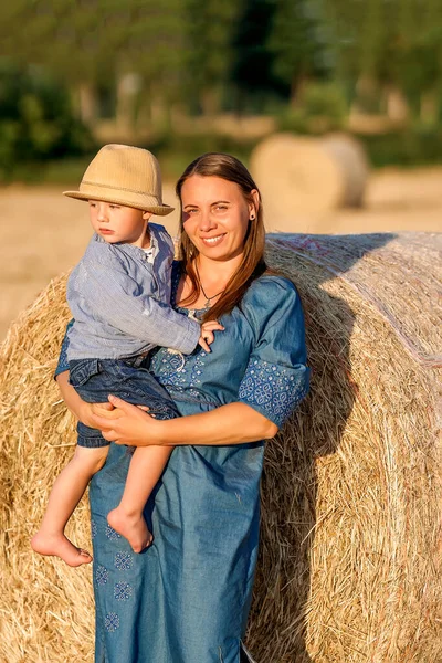 Lycklig Mor Som Håller Sin Son Famnen Ett Sädesfält Härlig — Stockfoto