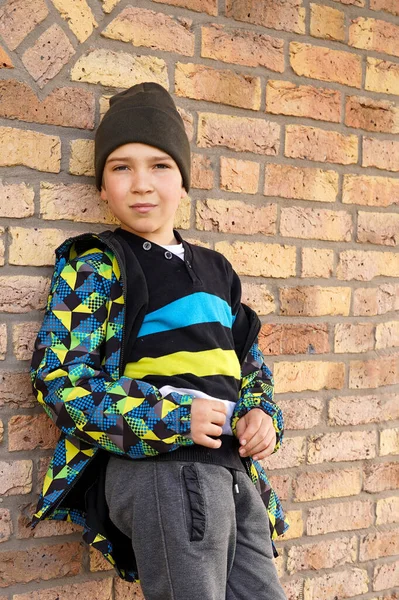 Ένας Έφηβος Μοδάτα Ρούχα Στέκεται Ακουμπισμένος Έναν Τοίχο Απλή Εφηβική — Φωτογραφία Αρχείου