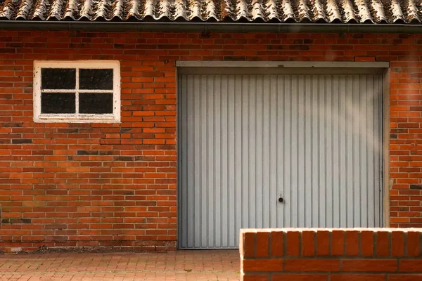 Oude Garagedeuren Oude Gesloten Garagepoorten Rode Bakstenen Muur — Stockfoto