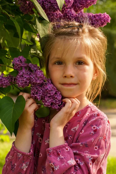 Aranyos Lány Lila Ruhában Orgonavirággal Pózol Portré Kislány Orgona Tavaszi — Stock Fotó