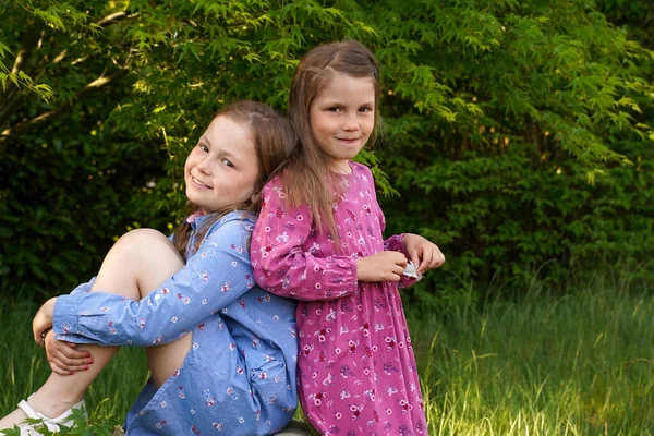 Duas Irmãs Jardim Relações Familiares Felizes Férias Família Divertimento Verão — Fotografia de Stock