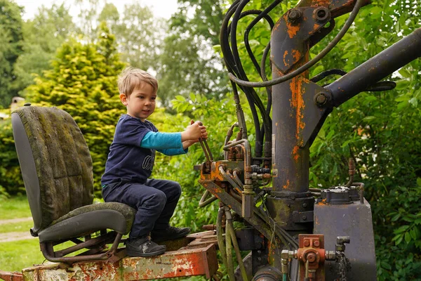 Een Kind Rijdt Een Oude Tractor Een Leuke Vakantie Het — Stockfoto