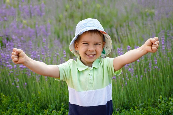 Glada Barn Med Upphöjda Händer Ett Lavendelfält Lycklig Familj — Stockfoto