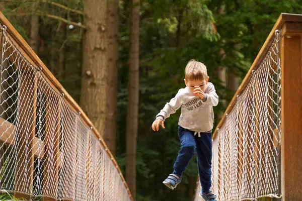 Malý Chlapec Běží Pěšině Jak Jen Jde Malý Atlet — Stock fotografie