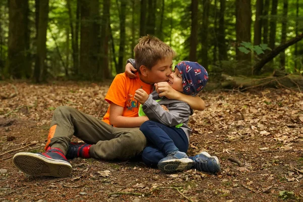Kleiner Junge Umarmt Und Küsst Seinen Bruder Kinder Wald Glückliche — Stockfoto
