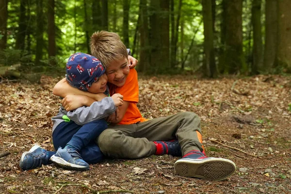 Два Брати Сидять Природі Міцно Обіймаючись Красиві Діти Повсякденному Вбранні — стокове фото