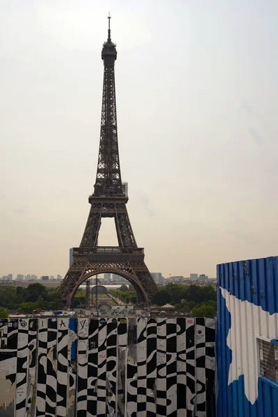 Torre Eiffel Vista Desde Detrás Una Cerca Pintada Graffiti — Foto de Stock