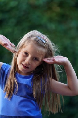 Dişleri mahvolmuş neşeli bir kız, dişleri için şeker zararlı. Çocuk bakıcılığı