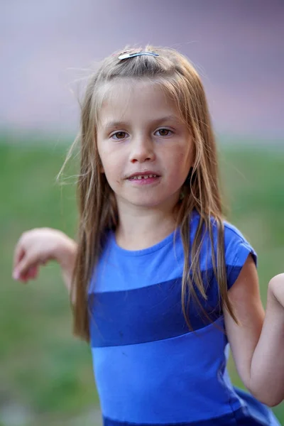 Porträtt Flicka Med Förstörda Tänder Och Ett Ansikte Insmort Med — Stockfoto