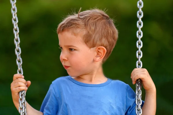 Een Jongetje Een Schommel Schattig Kind Spelen Swing Achtertuin Het — Stockfoto