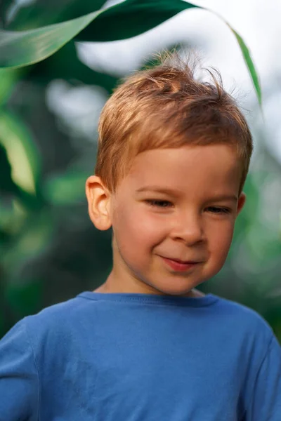 Portret Van Een Gelukkig Jarig Kind Kind Natuur Ecologisch Concept — Stockfoto