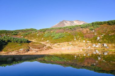 Sonbaharın başlarında Asahi-dake Dağı, Hokkaido, Japonya