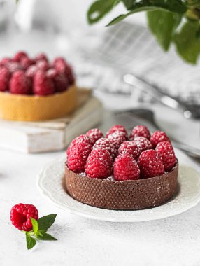 Chocolate tartalet with raspberries 