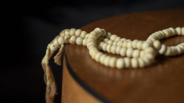 Ramazan Kareem ve tespih boncuğunun İslami konsept görüntüsü