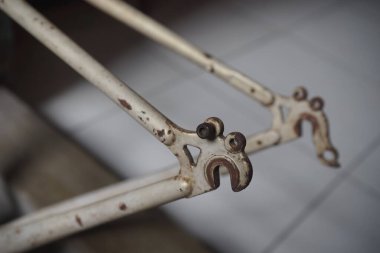 Eski dağ bisikletinin çerçevesini kapat bulanık arkaplan üzerine bırak