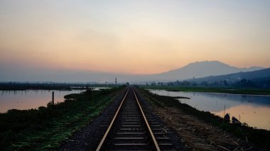 Endonezya 'da tren raylarında yaz günbatımı