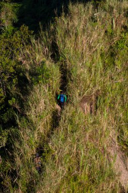 Kediri, Doğu Java, Endonezya, Haziran 2023: Kelud dağlarında yürüyüş yapan turistlerin hava manzarası