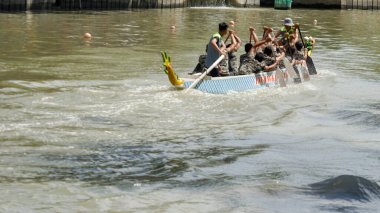 Surabaya, 17 Ağustos 2023. Ejder teknesi takımı Endonezya 'nın bağımsızlık gününü kutlamak için yarışıyor