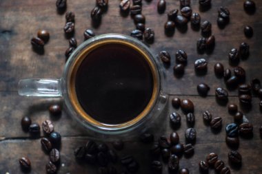 Yukarıdan gösterilen bir fincan kahve.