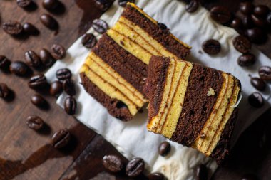 Endonezya dilimli kahve çekirdeği ve ahşap masa. 