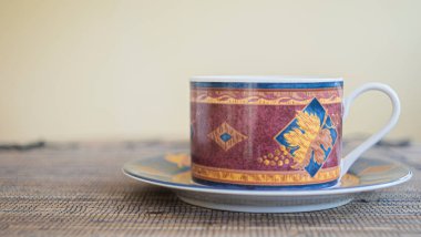 Kahverengi arka planı olan bir fincan sütlü kahve.