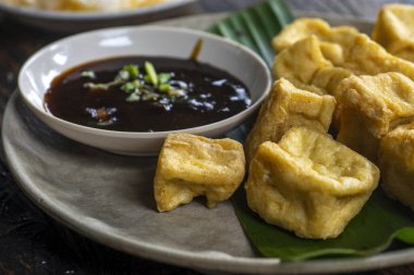 Soslu kızarmış soya peyniri.