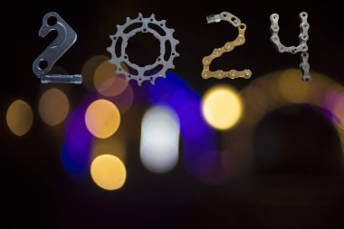 Bulanık ışık arkaplanındaki bisiklet parçalarından 2024 numara