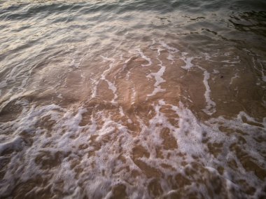 Sahilde kum ve el salla, metin için kopya alanı olsun.