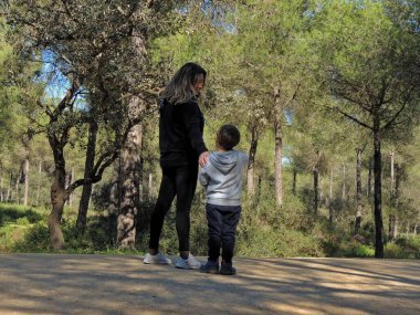 Anne ve oğlu doğada yürüyüş