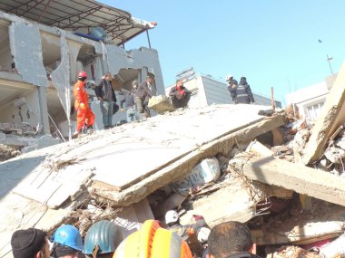 Türkiye 'de kurtarma ekipleri deprem