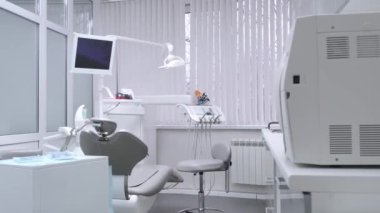 Bir tıp kliniğinin modern diş hekimliği dolabının güzel iç mekanı..