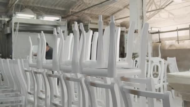 Trabalhador Pintor Pinta Cadeiras Madeira Uma Fábrica Móveis — Vídeo de Stock