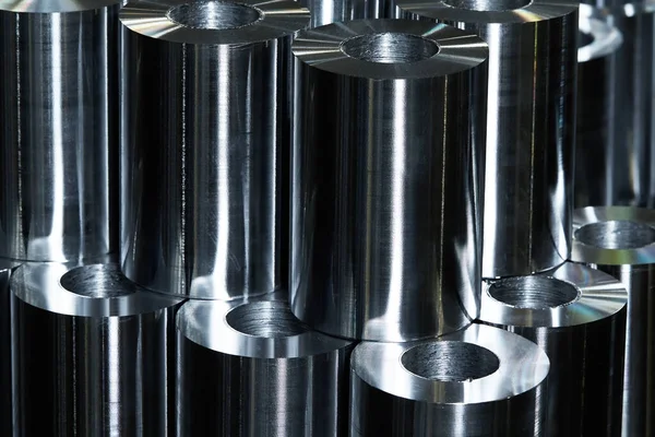 機械造りの工場の研修会のフライス盤で処理される鋼鉄円形の管の多く — ストック写真