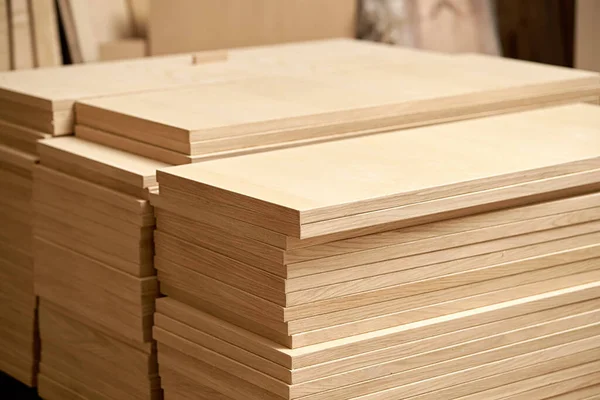 Mobilya fabrikasındaki tahtalardan alınan ahşap ürünler deposu..