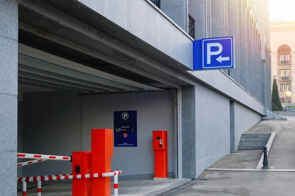 Uma Entrada Para Estacionamento Subterrâneo Centro Negócios Edifício Comercial — Fotografia de Stock