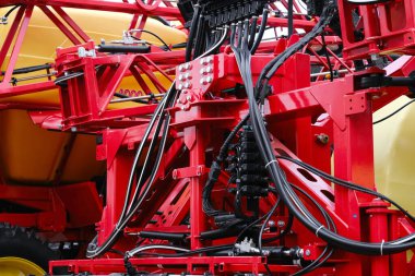 Tarımsal alanı işlemek için modern bir sulama makinesinin kontrol sistemine yakın çekim.