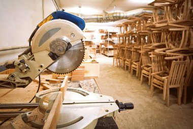 Mobilya fabrikasının atölyesindeki elektrikli testere yakın plan..